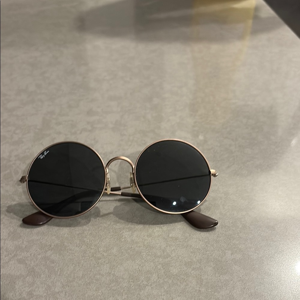 Ray-Ban Round Sunglasses with Black Lenses
